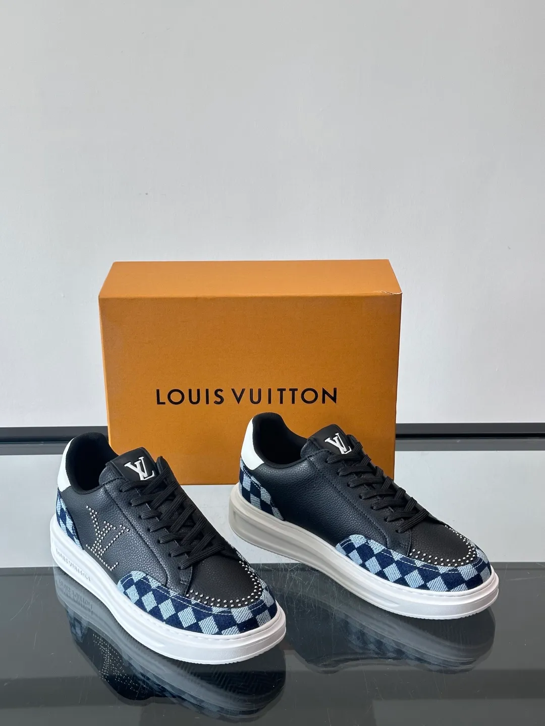 Men's shoes 💰p400 "＊OUIS ＊UITTO＊" new men's casual shoes, made of cowhide material, breathable and comfortable! The upper has the classic LV logo, and the sole is made of T men's shoes 💰pU material, which is wear-resistant and has strong grip. The blue and white color scheme + checkerboard details are fresh and have a street feel. It is very suitable for spring and summer. It can be easily used for daily commuting and leisure. It is very fashionable to wear with shorts, T-shirts or jeans. It is both fashionable and practical. size：38-44